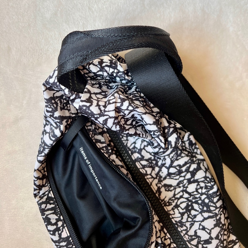 Lululemon Athletica “The Yoga Bag 14L” Icebreaker Black and White-Like New - Picture 8 of 9